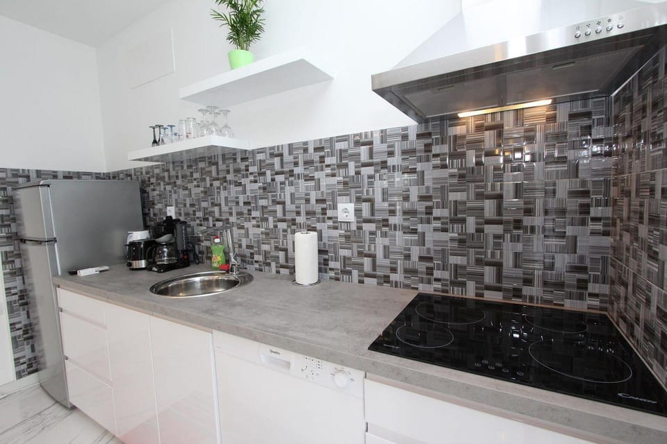 Modernes Apartment nur 10 Minuten zum Zentrum von Rovinj mit privatem Balkon Apartment in Cademia ulica