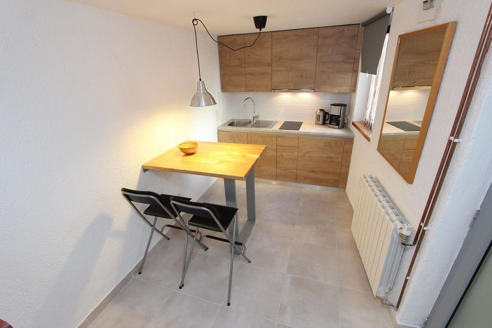 Hundefreundliches Studio-Apartment nur 650 Meter zum Strand mit Meerblick Apartment in Rovinj