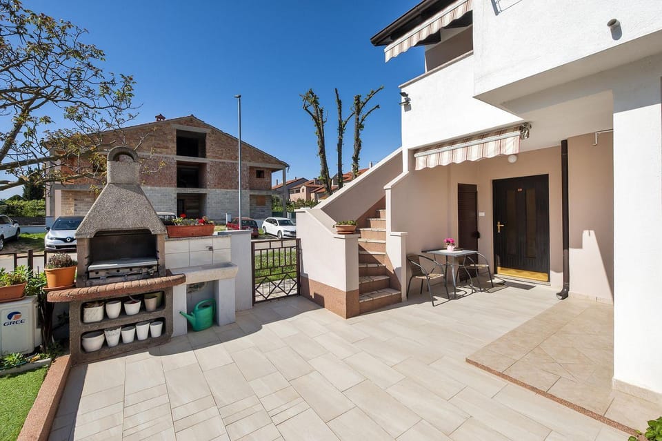 Cozy Apartment nur 600 Meter zum Strand mit Grill, privater Terrasse, Waschmaschine Apartment in Rovinj