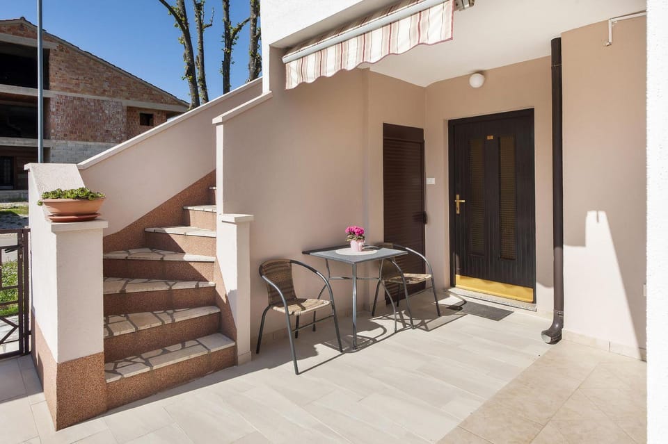 Cozy Apartment nur 600 Meter zum Strand mit Grill, privater Terrasse, Waschmaschine Apartment in Rovinj