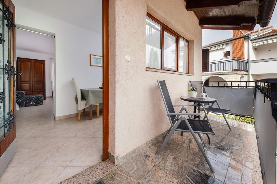 Idyllisches Apartment nur 800 Meter zum Strand mit 2 Balkone, Garten, Grill Apartment in Rovinj