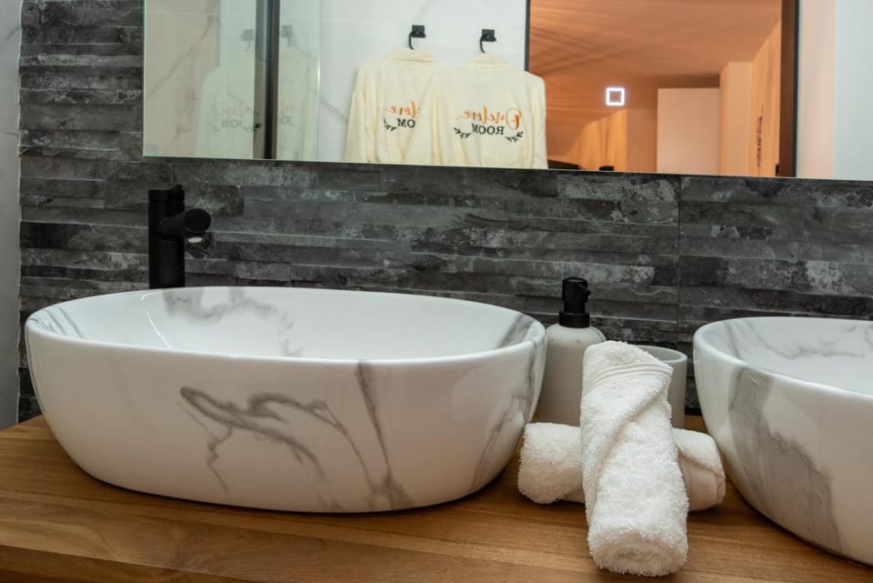 Bathroom, towels