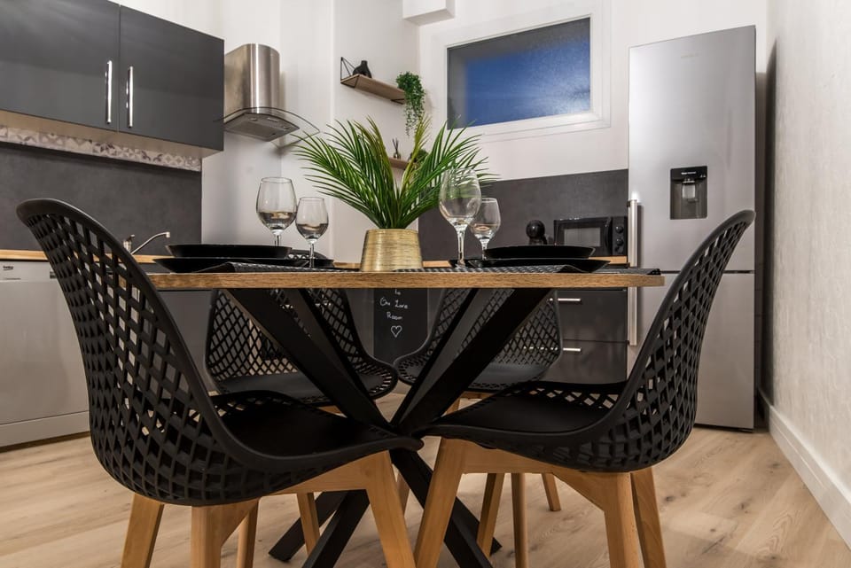 Kitchen or kitchenette, Dining area