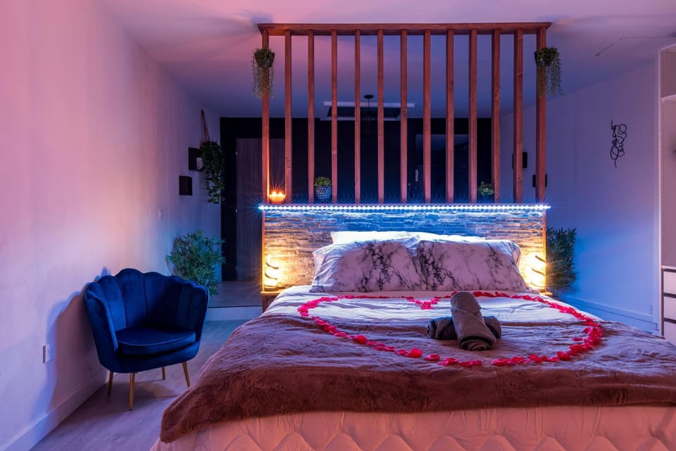 Bed, Photo of the whole room, Bedroom