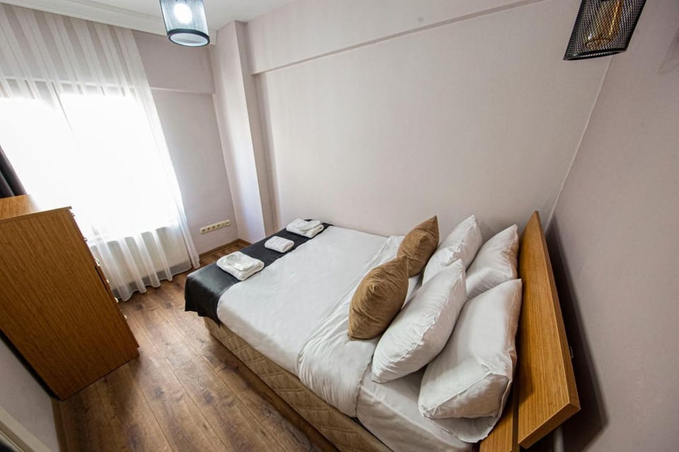 Bed, Living room, Photo of the whole room, Seating area, Bedroom, towels