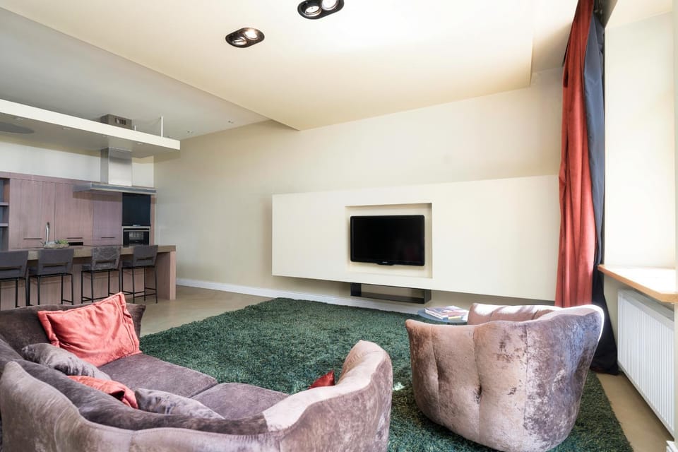 TV and multimedia, Kitchen or kitchenette, Living room, Seating area