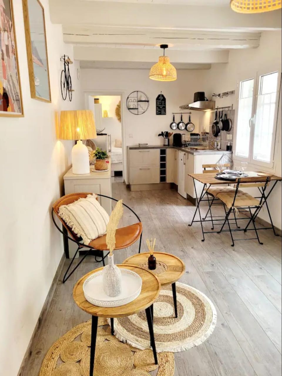 Coffee/tea facilities, Kitchen or kitchenette, Living room, Seating area, Dining area, stove