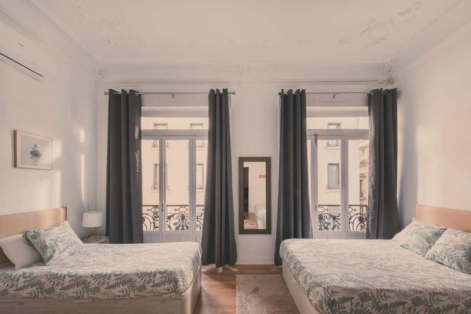 8 rooms, 6 bathrooms over Gran Via Street Apartment in Centro