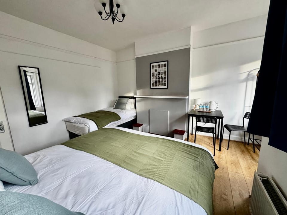 Maberic Housing West London Gem Your Central London Connection Bed and Breakfast in London Borough of Ealing