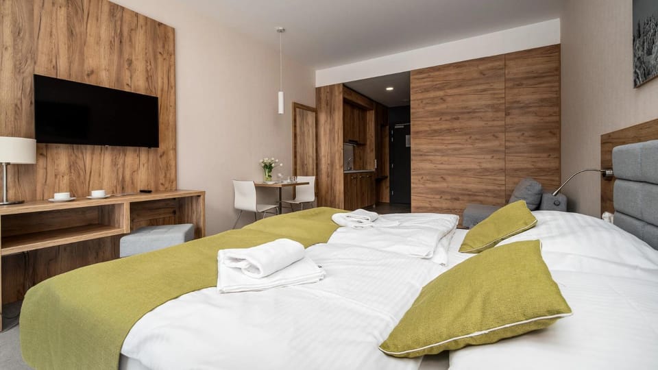 Bed, TV and multimedia, Photo of the whole room, Bedroom