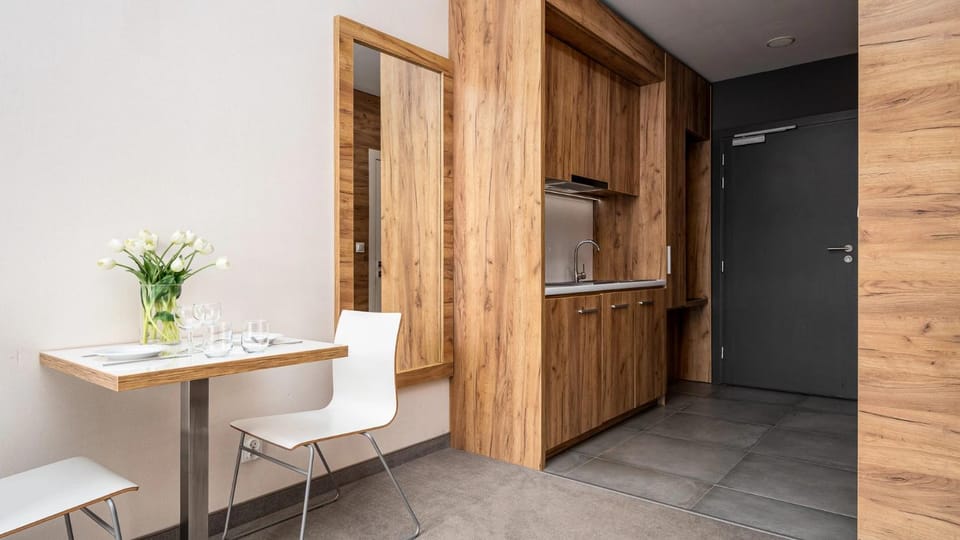 Kitchen or kitchenette, Dining area