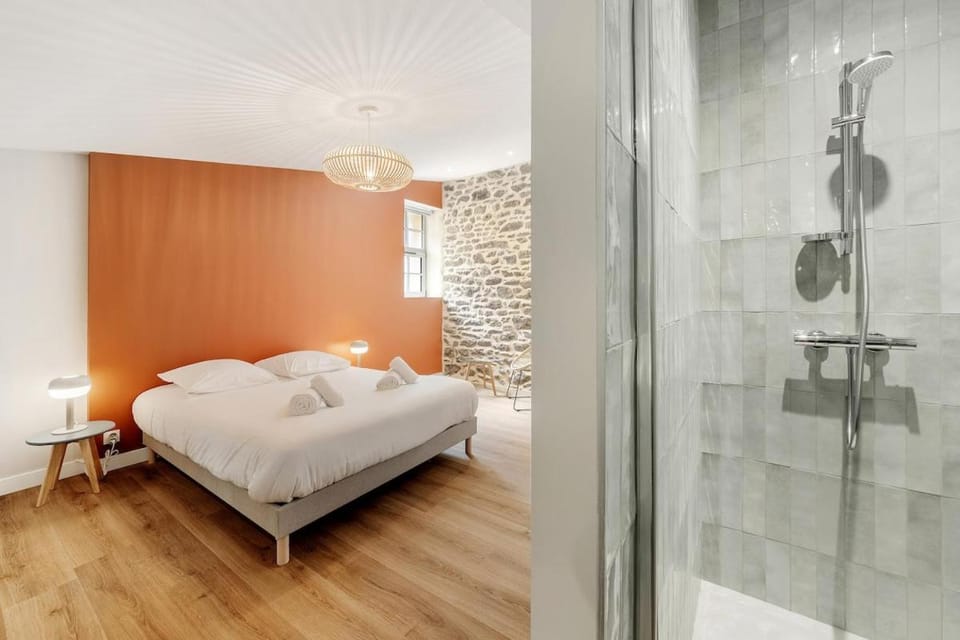 Shower, Bed, Bathroom, Photo of the whole room, Bedroom, towels