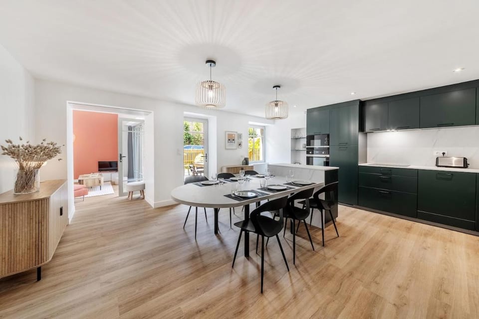 Coffee/tea facilities, Kitchen or kitchenette, Living room, Seating area, Dining area