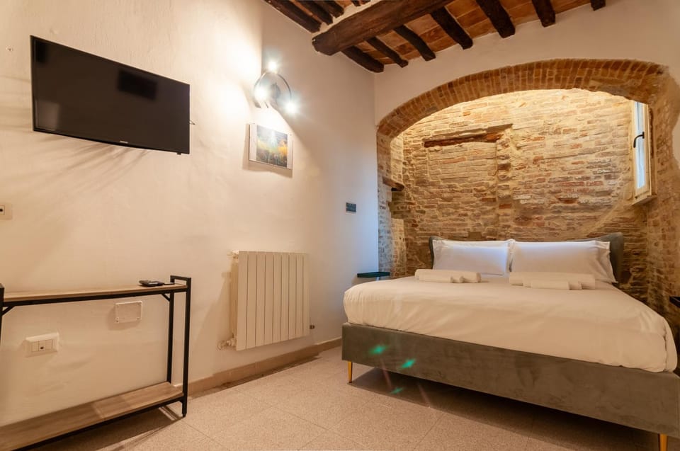 Bed, TV and multimedia, Photo of the whole room, Bedroom