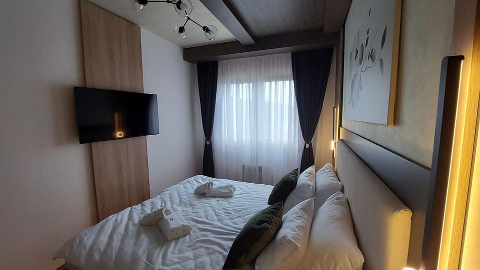 Bed, TV and multimedia, Bedroom, wardrobe