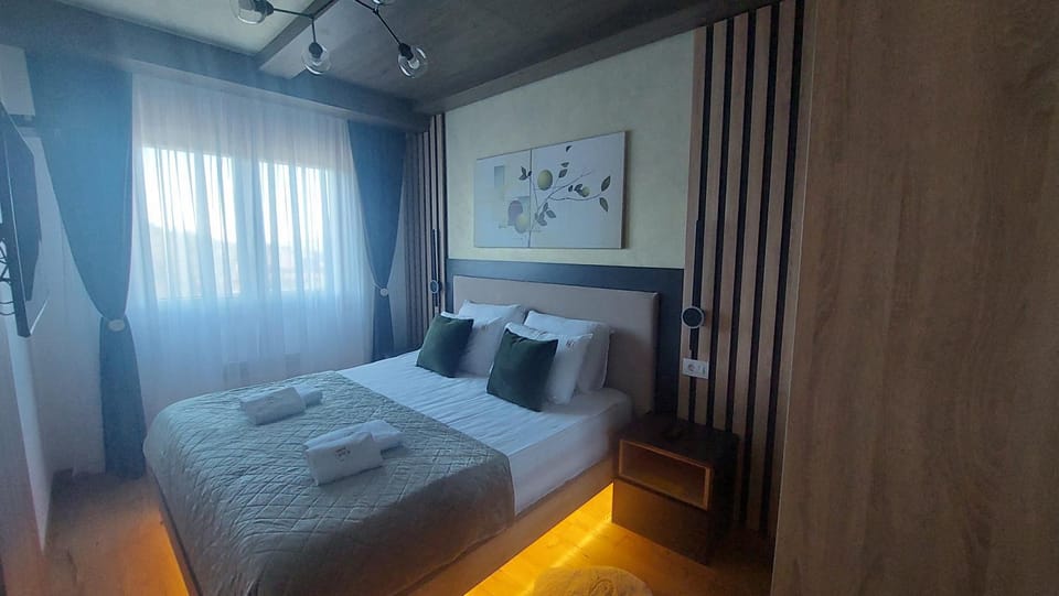 Bed, Bedroom, towels