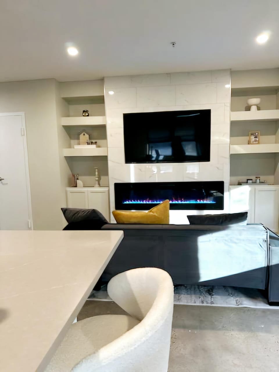 TV and multimedia, Living room, Seating area, Evening entertainment