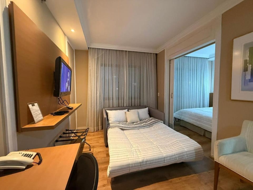 Bed, TV and multimedia, Living room, Photo of the whole room, Seating area, Bedroom, hair dresser