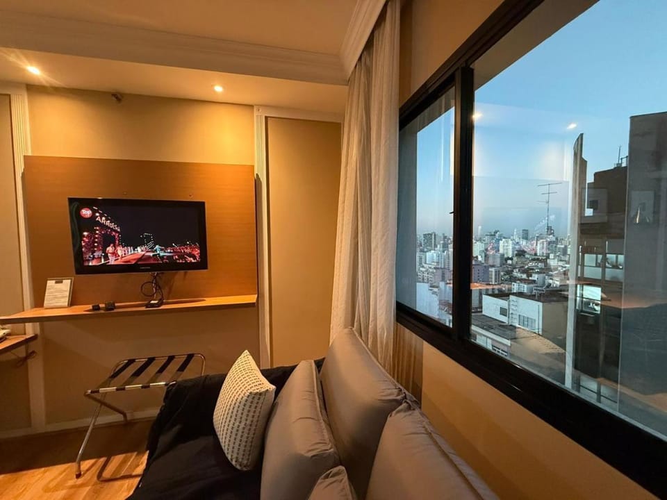 Communal lounge/ TV room, TV and multimedia, View (from property/room), Living room, Seating area, City view