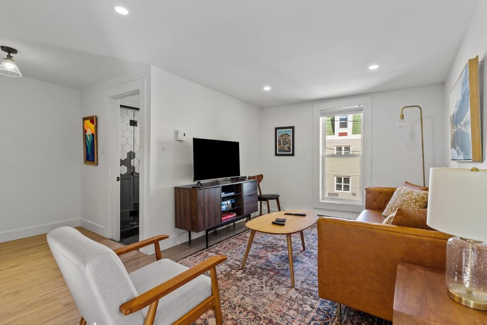 Queen Top Suite 2BR Free Parking Modern Apartment in St Johns
