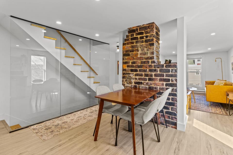 Queen Top Suite 2BR Free Parking Modern Apartment in St Johns