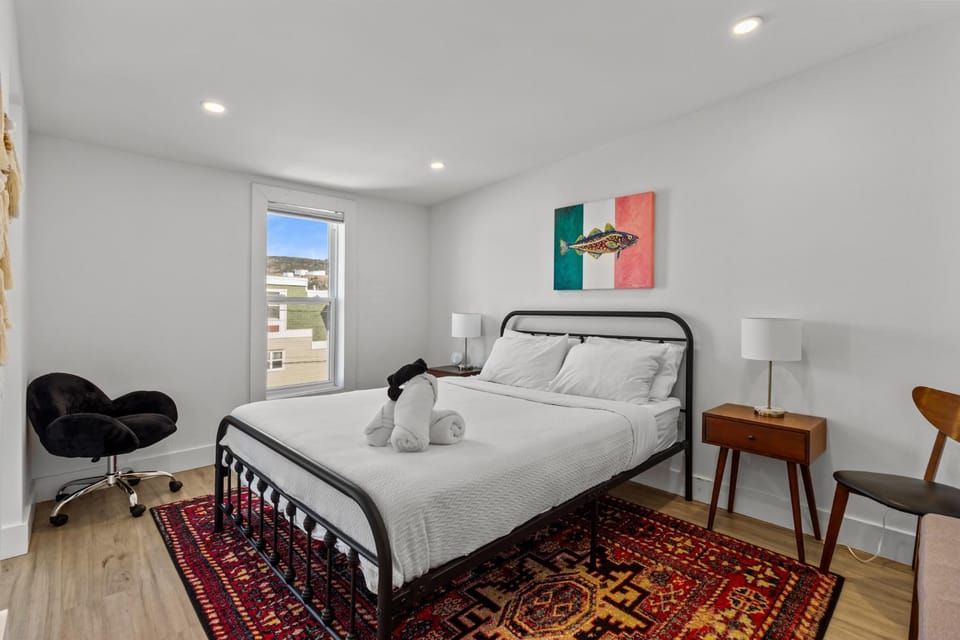 Queen Top Suite 2BR Free Parking Modern Apartment in St Johns