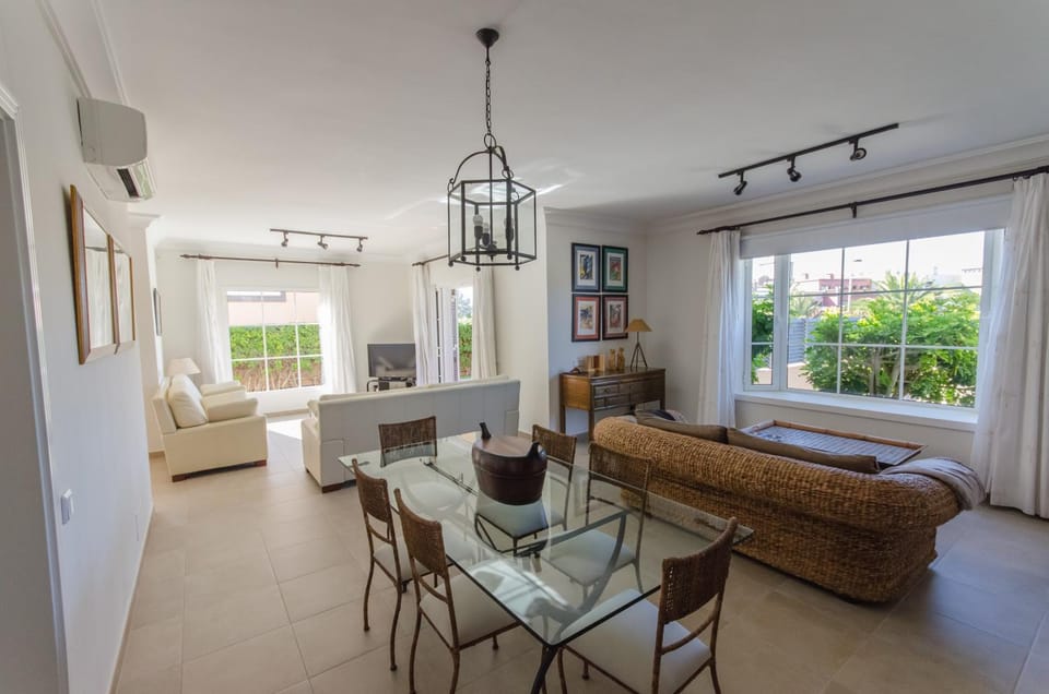 Seating area, Dining area