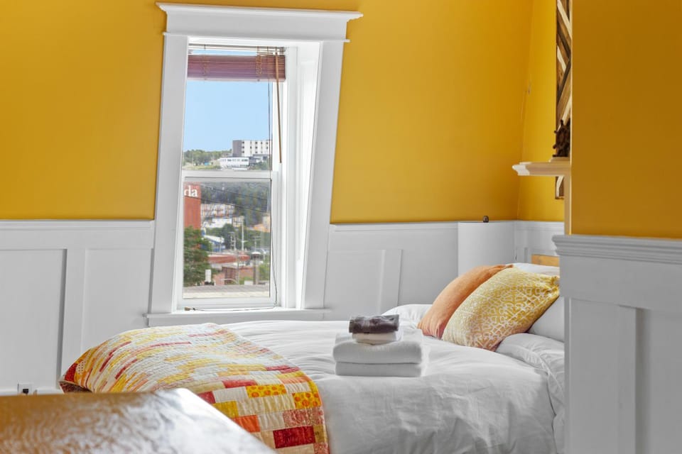Victorian Jellybean Gem 3Bd King Main 25Ba House in St Johns