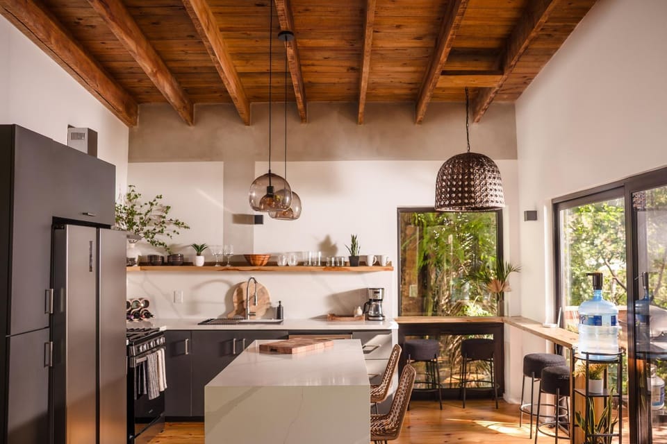 Kitchen or kitchenette, Dining area, oven
