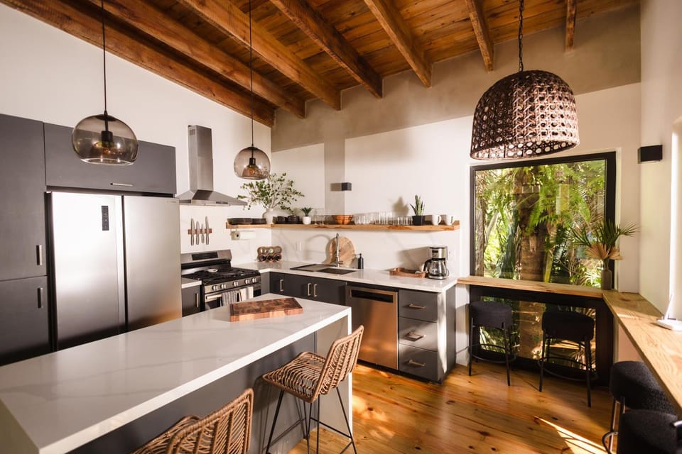 Kitchen or kitchenette, Food and drinks, Dining area, Food, oven