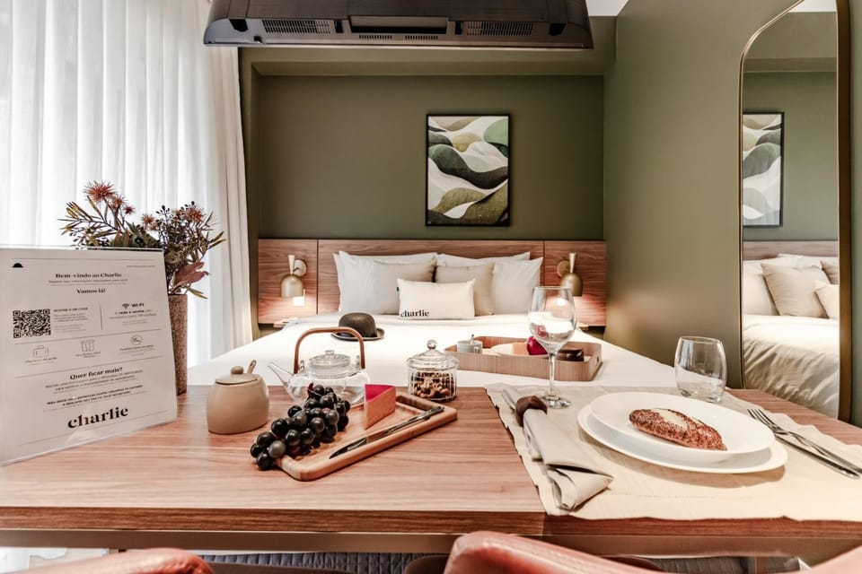 Bed, Day, TV and multimedia, Dining area, Bedroom
