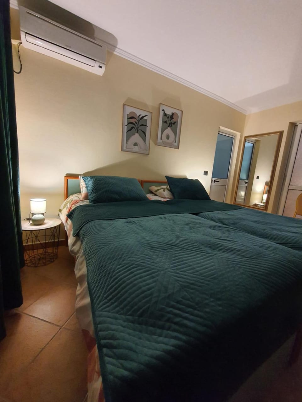 Bed, Photo of the whole room, Bedroom, air conditioner