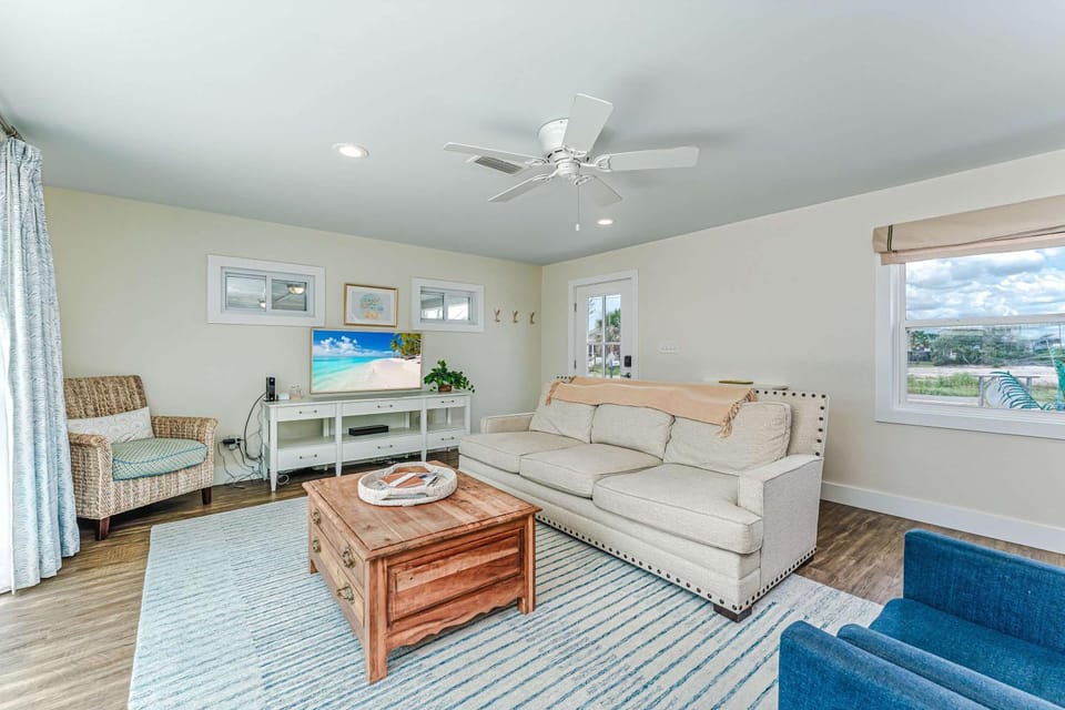 Beach house w boardwalk & fire pit House in Florida
