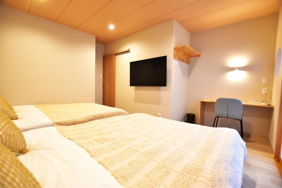 Tamatsukan 玉津館, Kansai Airport 關西空港 57 mins, Namba 6 mins, Nihonbashi 4 mins, Universal Studio 37 mins, Nara 30 mins, Walk JR Tsuruhashi 7 mins, Early Check In Apartment in Osaka