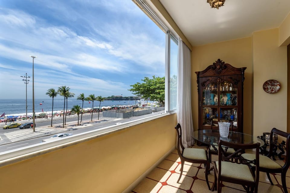 Classic 4-Bedrooms by the Sea | A 3484/301 Apartment in Rio de Janeiro
