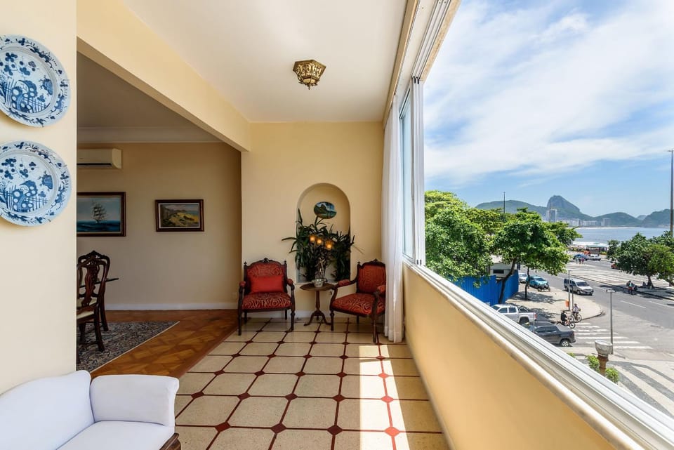 Classic 4-Bedrooms by the Sea | A 3484/301 Apartment in Rio de Janeiro