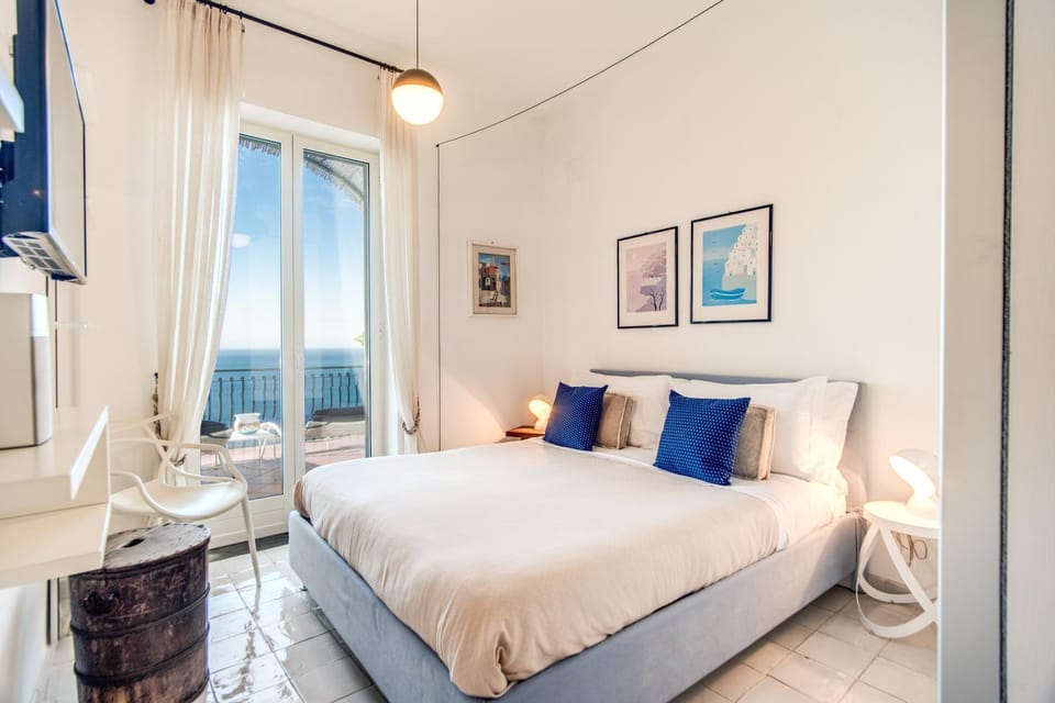 Bed, TV and multimedia, Photo of the whole room, Bedroom, Sea view