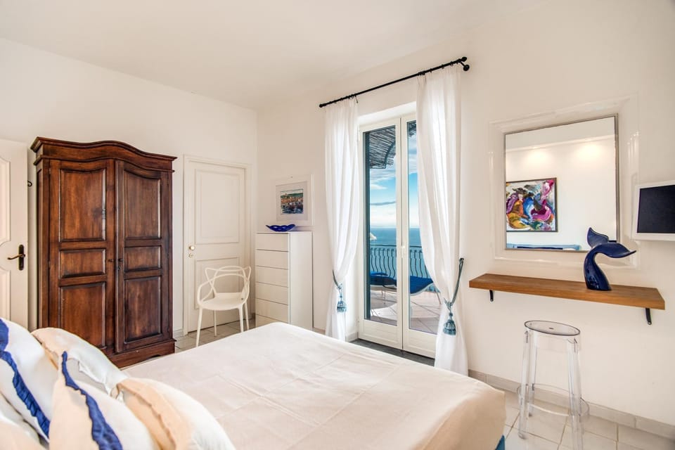 Bed, TV and multimedia, Photo of the whole room, Bedroom, Sea view, wardrobe