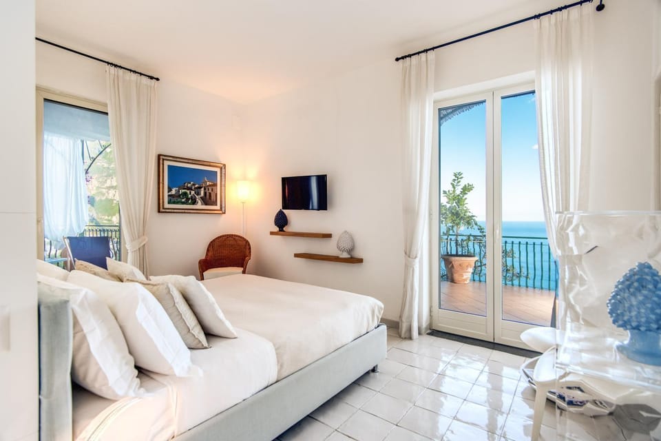 Bed, TV and multimedia, Balcony/Terrace, Photo of the whole room, Bedroom, Sea view