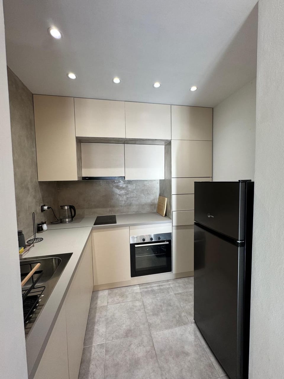 Kitchen or kitchenette, minibar, oven, stove