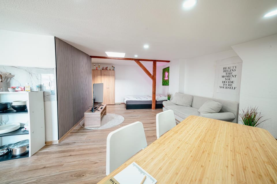 TV and multimedia, Living room, Seating area, Dining area