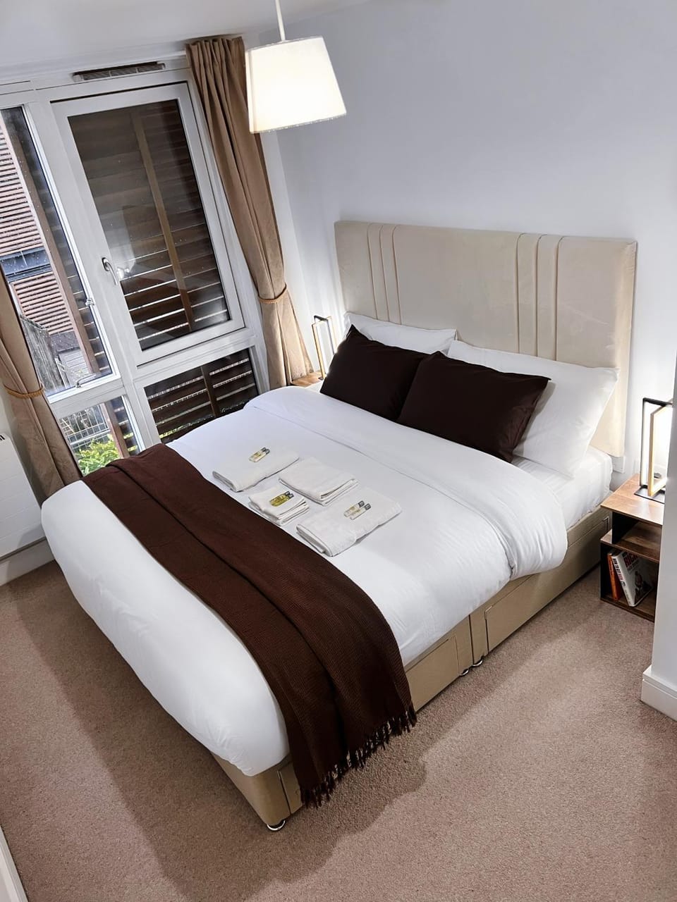 Bed, Bedroom, towels