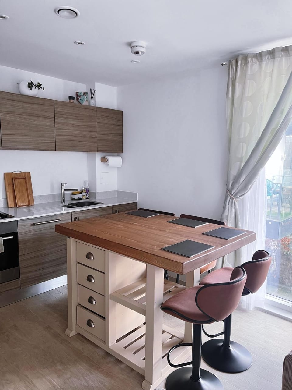 Kitchen or kitchenette, Dining area