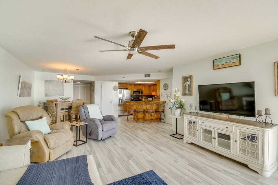 'Seagull’s Nest' Oceanfront Oasis w/ Pool Access! House in Orange Beach