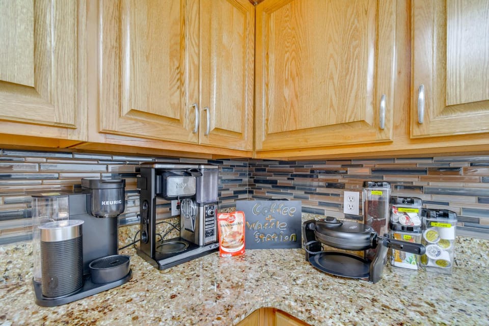 'Seagull’s Nest' Oceanfront Oasis w/ Pool Access! House in Orange Beach
