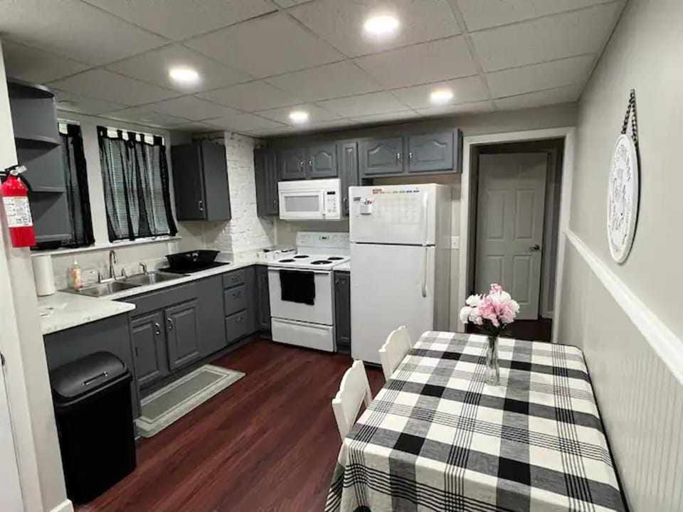 Kitchen or kitchenette, Photo of the whole room, Dining area, oven, stove, toaster