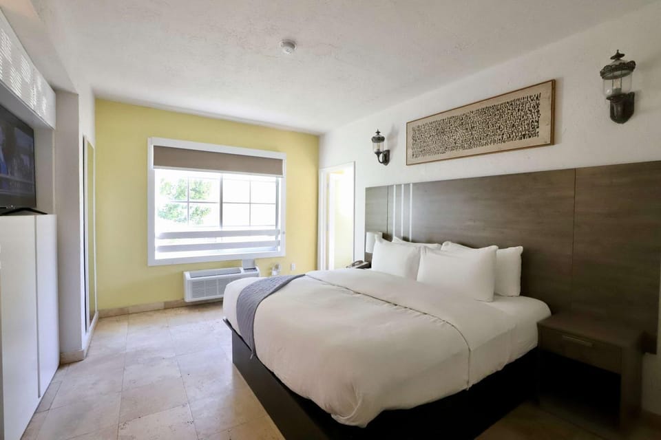 Art Deco 1 Bedroom Apartment Steps to Beach in South of Fifth Neighborhood Apartment in South Beach Miami