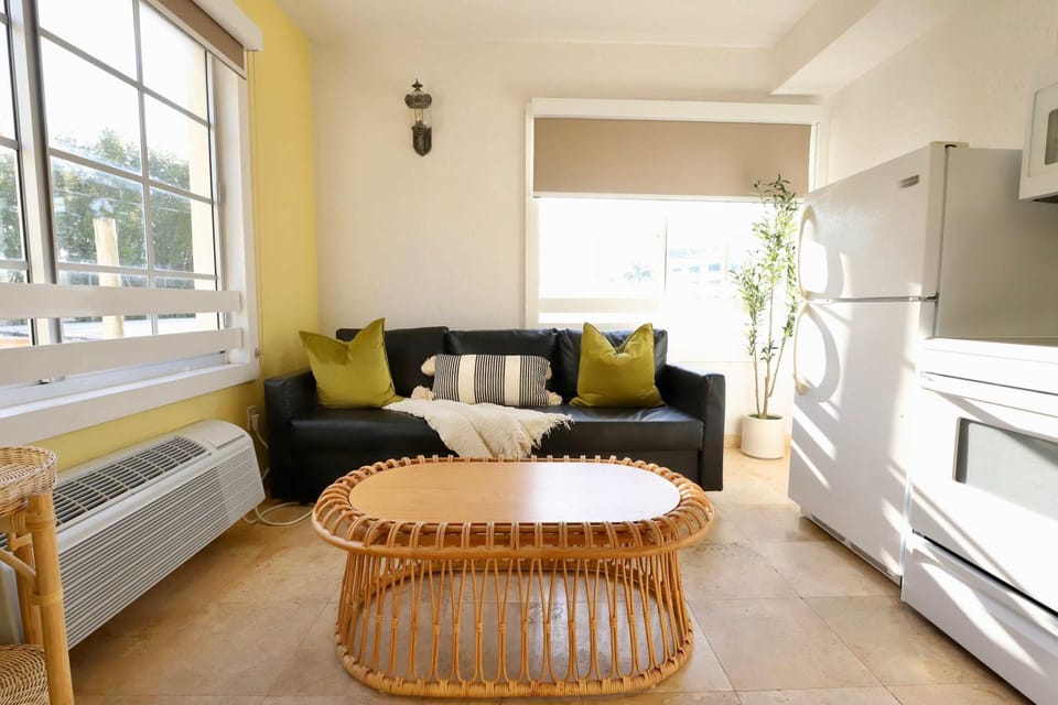 Art Deco 1 Bedroom Apartment Steps to Beach in South of Fifth Neighborhood Apartment in South Beach Miami