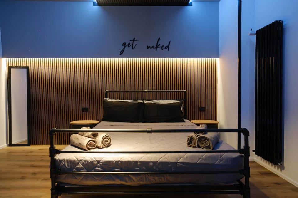 Bed, Photo of the whole room, Bedroom, towels