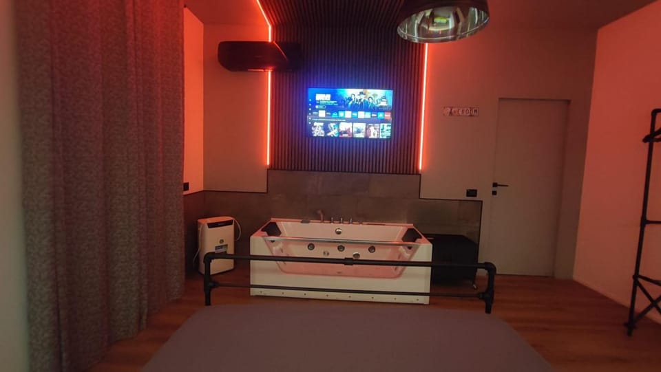 Hot Tub, Photo of the whole room, Bedroom